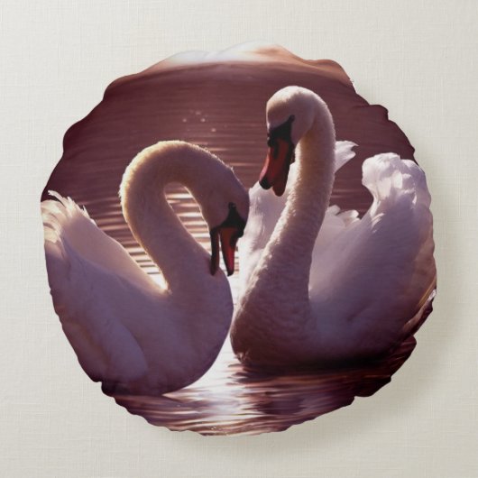 ハートを形作っている愛情のある白鳥 ラウンドクッション (裏面)