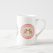 ハートを持つスウェーデン人のJulbokのわらのヤギ ボーンチャイナマグカップ (右)