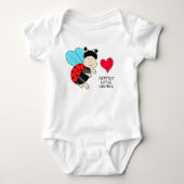 ハートを持つ小さなラディバグの少年 ベビーボディスーツ (正面)