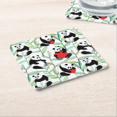 ハートを持つ美しいパンダが付いているパターン スクエアペーパーコースター (アングル)
