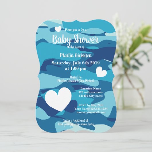 ハートを持つ青い軍隊の迷彩柄のベビーシャワー招待状 招待状 (スタンド正面)
