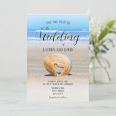 ハートを砂に乗せたビーチ結婚の 招待状 (スタンド正面)