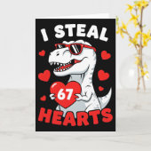 ハートを67個盗む面白いバレンタイン恐竜の男性 カード (黄色い花)