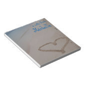 ハートイン砂ビーチ パーソナライズされた ノートパッド (アングル)