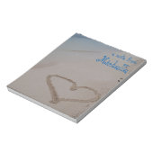 ハートイン砂ビーチ パーソナライズされた ノートパッド (回転)