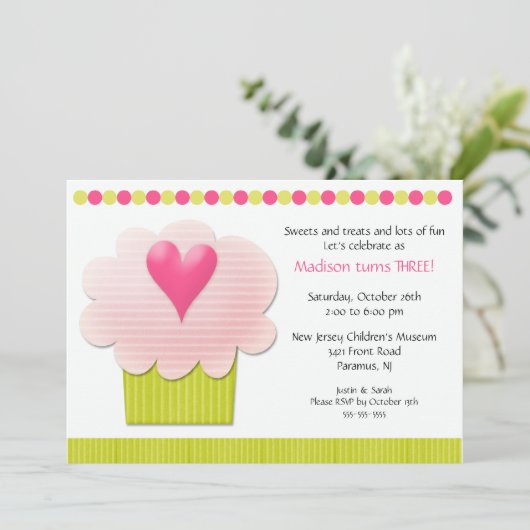 ハートカップケーキ誕生パーティーの招待 招待状 (スタンド正面)