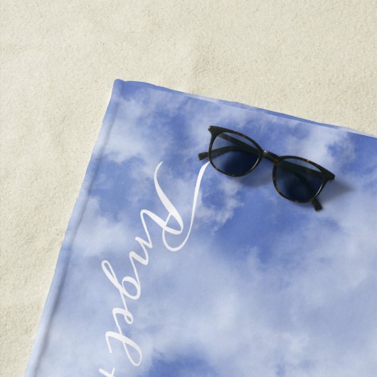 ハートクラウドスカイかわいいおもしろいブモダンルー名前をカスタムする ビーチタオル (インサイチュ)