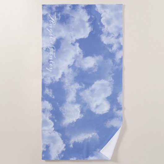 ハートクラウドスカイかわいいおもしろいブモダンルー名前をカスタムする ビーチタオル (正面)