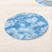 ハートクラウドスカイかわいいおもしろいブモダンルー名前をカスタムする ラウンドペーパーコースター (アングル)