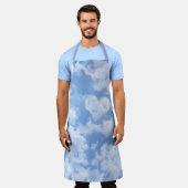 ハートクラウドスカイフォトテクスチャパステルブルー&ホワイト エプロン (着用した状態)