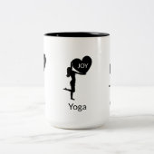 ハートシルエットと書道を持つ女性 ツートーンマグカップ (中央)