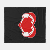 ハートスケルトンハンズゴシックバレンタインクラシックレッド フリースブランケット (正面(横))