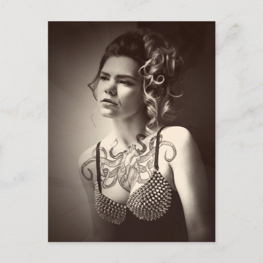 ハートタトゥー・ガール写真 ポストカード (正面)