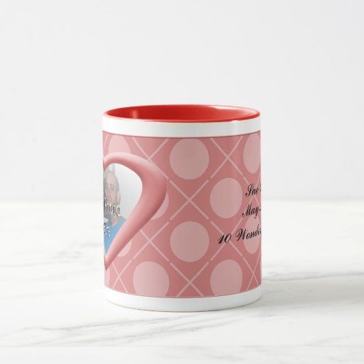 ハートハグ&キスカスタマイズ可能なピンクの写真マグカップ マグカップ (中央)