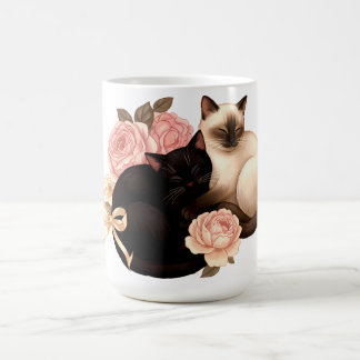ハートバウンド: シャム猫と黒猫の花咲く愛 コーヒーマグカップ