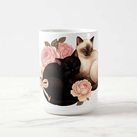 ハートバウンド: シャム猫と黒猫の花咲く愛 コーヒーマグカップ (中央)