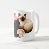 ハートバウンド: シャム猫と黒猫の花咲く愛 コーヒーマグカップ (正面右)