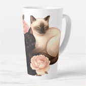 ハートバウンド: シャム猫と黒猫の花束 カフェラテマグ (右アングル)