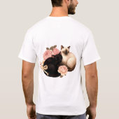 ハートバウンド: シャム猫と黒猫の花束 Tシャツ (裏面)