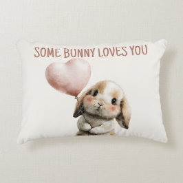 ハートバルーンを持つSome Bunny Loves You アクセントクッション