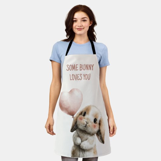 ハートバルーンを持つSome Bunny Loves You エプロン (着用した状態)