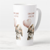 ハートバルーンを持つSome Bunny Loves You カフェラテマグ (右アングル)