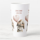 ハートバルーンを持つSome Bunny Loves You カフェラテマグ (正面)
