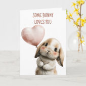 ハートバルーンを持つSome Bunny Loves You カード (黄色い花)