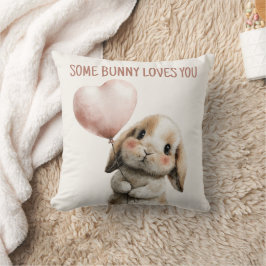 ハートバルーンを持つSome Bunny Loves You クッション