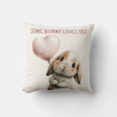 ハートバルーンを持つSome Bunny Loves You クッション (正面)