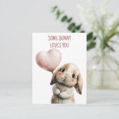 ハートバルーンを持つSome Bunny Loves You ポストカード (スタンド正面)