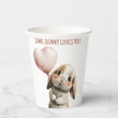 ハートバルーンを持つSome Bunny Loves You 紙コップ (正面)