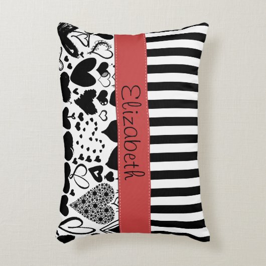 ハートパターン、黒いハート、ストライプ名前、名前 アクセントクッション (正面(垂直))