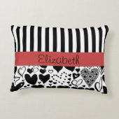 ハートパターン、黒いハート、ストライプ名前、名前 アクセントクッション (裏面)
