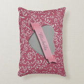 ハートパーソナライズされたピンクダマスク アクセントクッション (正面(垂直))