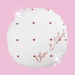 ハートパーソナライズされた枕 ラウンドクッション<br><div class="desc">私たち祝の「カスタマイズ可能な愛ハート枕」で愛し、あなたの特別な瞬間を大切にする。バレンタインデーや記念日にピッタリ。新婚者への思いやりある贈り物として、ロマンチックな赤いハートで飾られたこの白い枕は、宇宙に優雅さと暖かさのtouchを加える。右側には、枕は美しいスクリプトフォントを備え、カップルの名前やパーソナライズされたあなたの選択の意味のあるメッセージと一緒になる準備ができている。カスタマイズの汎用性は、どのような愛のユニークお祝いのためにも心の底から存在する。枕の鏡の前後は同じ素敵なデザインで、あらゆる角度から素晴らしく見える。柔らかい素材で作ら高品質れ、単なる装飾品ではなく、ソファやベッドのための居心地の良いコンパニオンである。</div>