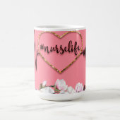 ハートビートデザインと介護生活のハッシュタグ コーヒーマグカップ (中央)