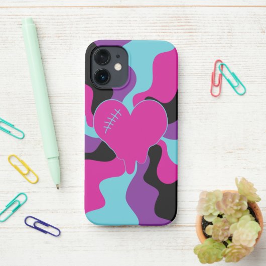 ハートメルト – ピンク、紫、青、黒 iPhoneケース (デスク上)