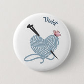 ハートヤーンボールw.編み物針 – パーソナライズされた 缶バッジ (正面)