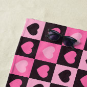 ハートライトピンク熱ピンク濃いブルゴーニュ市松模様に ビーチタオル (インサイチュ)