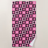 ハートライトピンク熱ピンク濃いブルゴーニュ市松模様に ビーチタオル (正面)