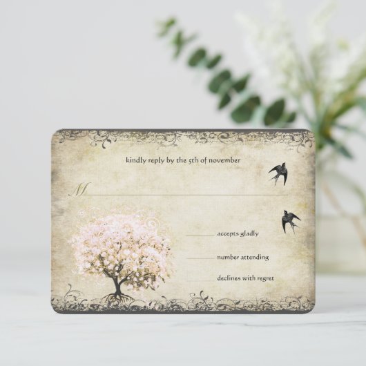 ハートリーフピンクの木のヴィンテージ鳥の結婚式RSVP 出欠カード (スタンド正面)
