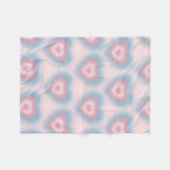 ハート上のトランスフラグの色ぼやけ フリースブランケット (正面(横))