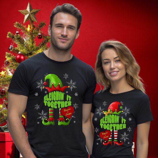 ハート内の一致するカップルのクリスマス小妖精や小人名 Tシャツ