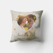 ハート写真の中で夢のような白いバラ結婚のカップル クッション (裏面)