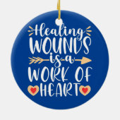 ハート創傷看護RNの治気に療作業 セラミックオーナメント (裏面)