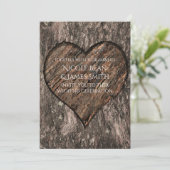 ハート型に彫られた木の幹の素朴な結婚式の招待状 招待状 (スタンド正面)