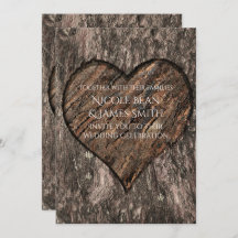 ハート型に彫られた木の幹の素朴な結婚式の招待状