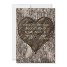 ハート型に彫られた木の幹の素朴な結婚式の招待状