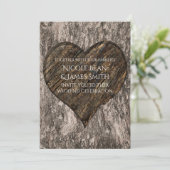 ハート型に彫られた木の幹の素朴な結婚式の招待状 招待状 (スタンド正面)